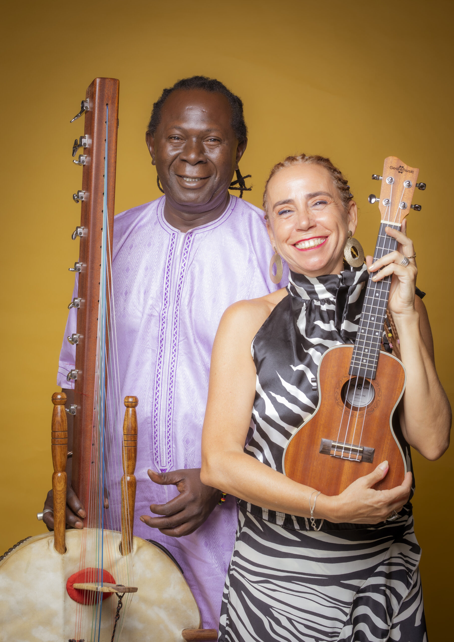 DUO ABARIKA hombre y mujer músicos