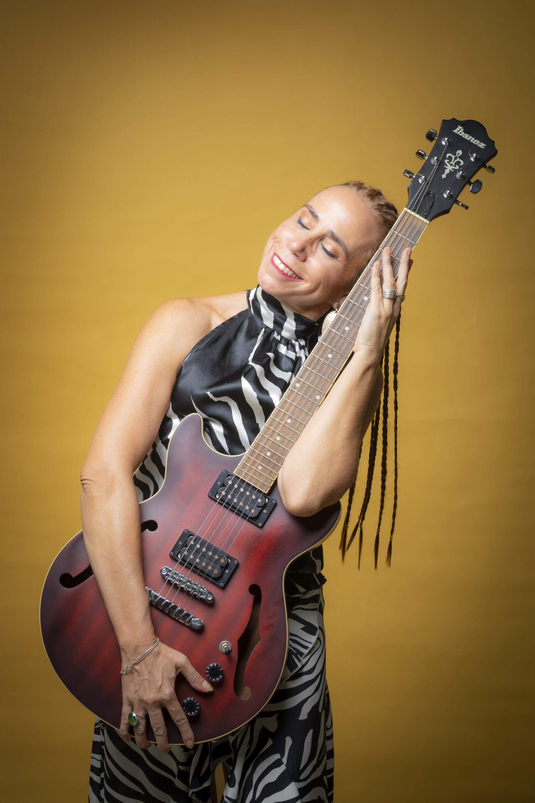 DUO ABARIKA mujer con guitarra eléctrica