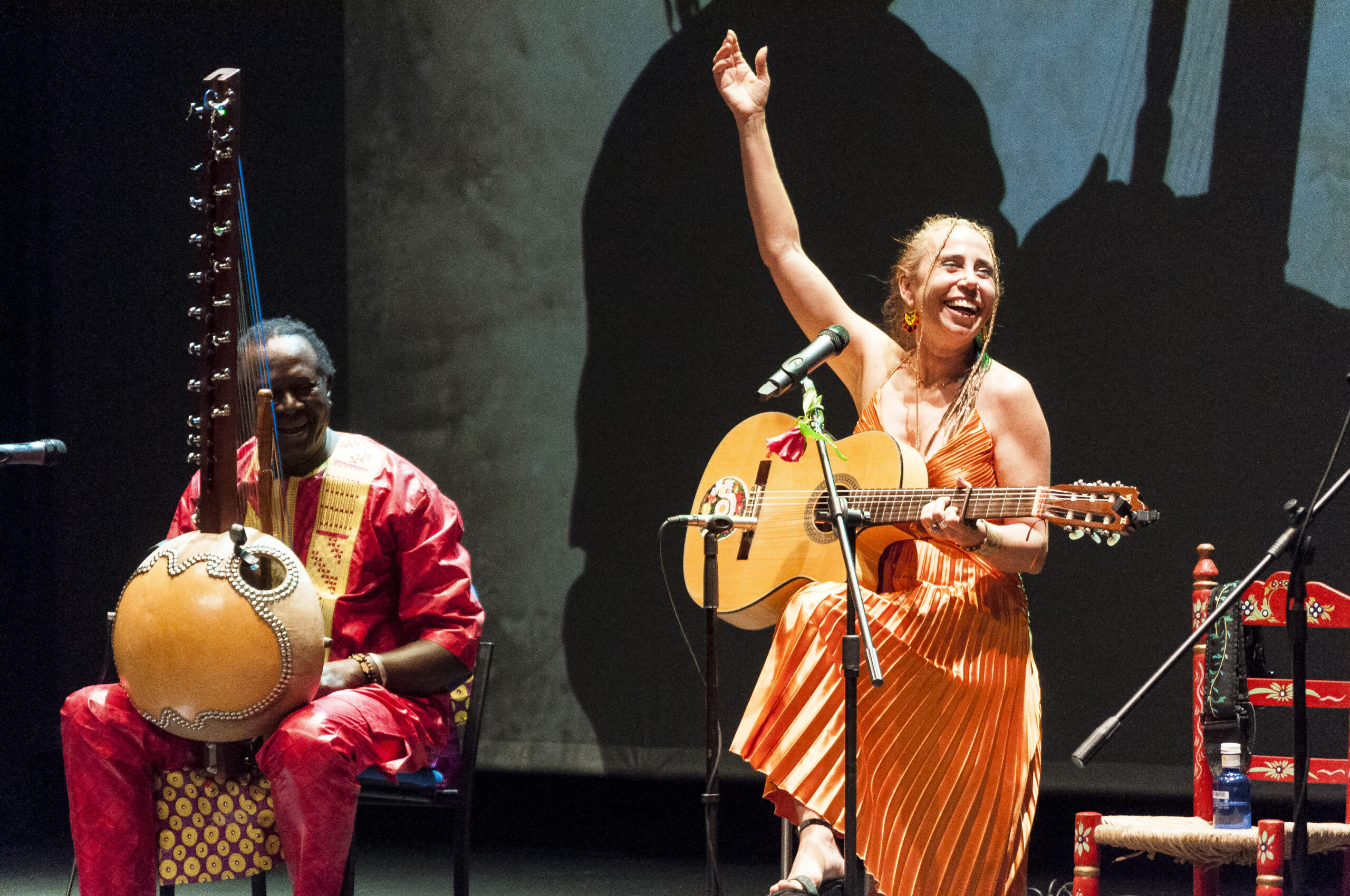 DUO ABARIKA hombre y mujer musicos en el escenario