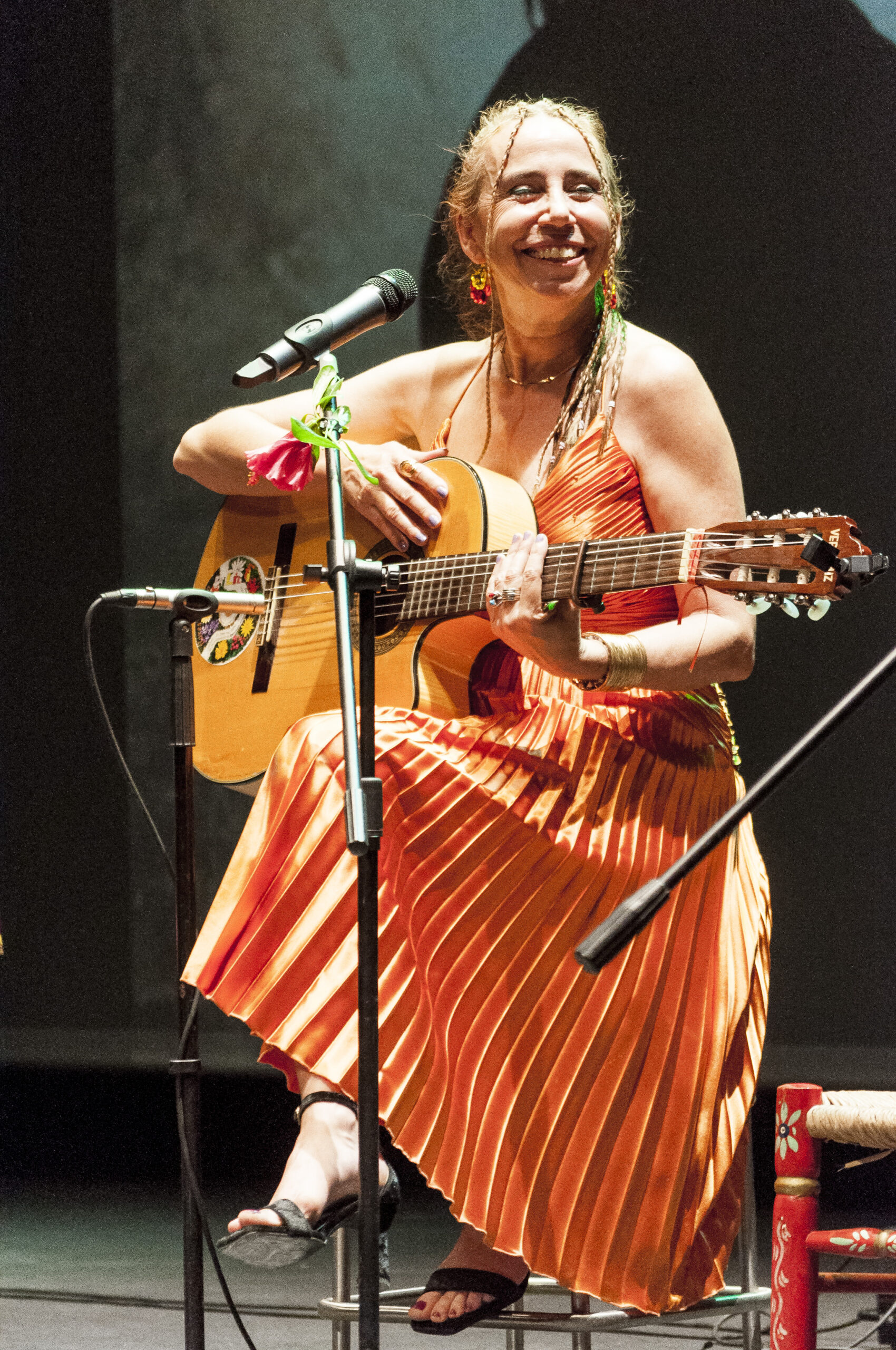 DUO ABARIKA mujer musico en el escenario con guitarra clasica