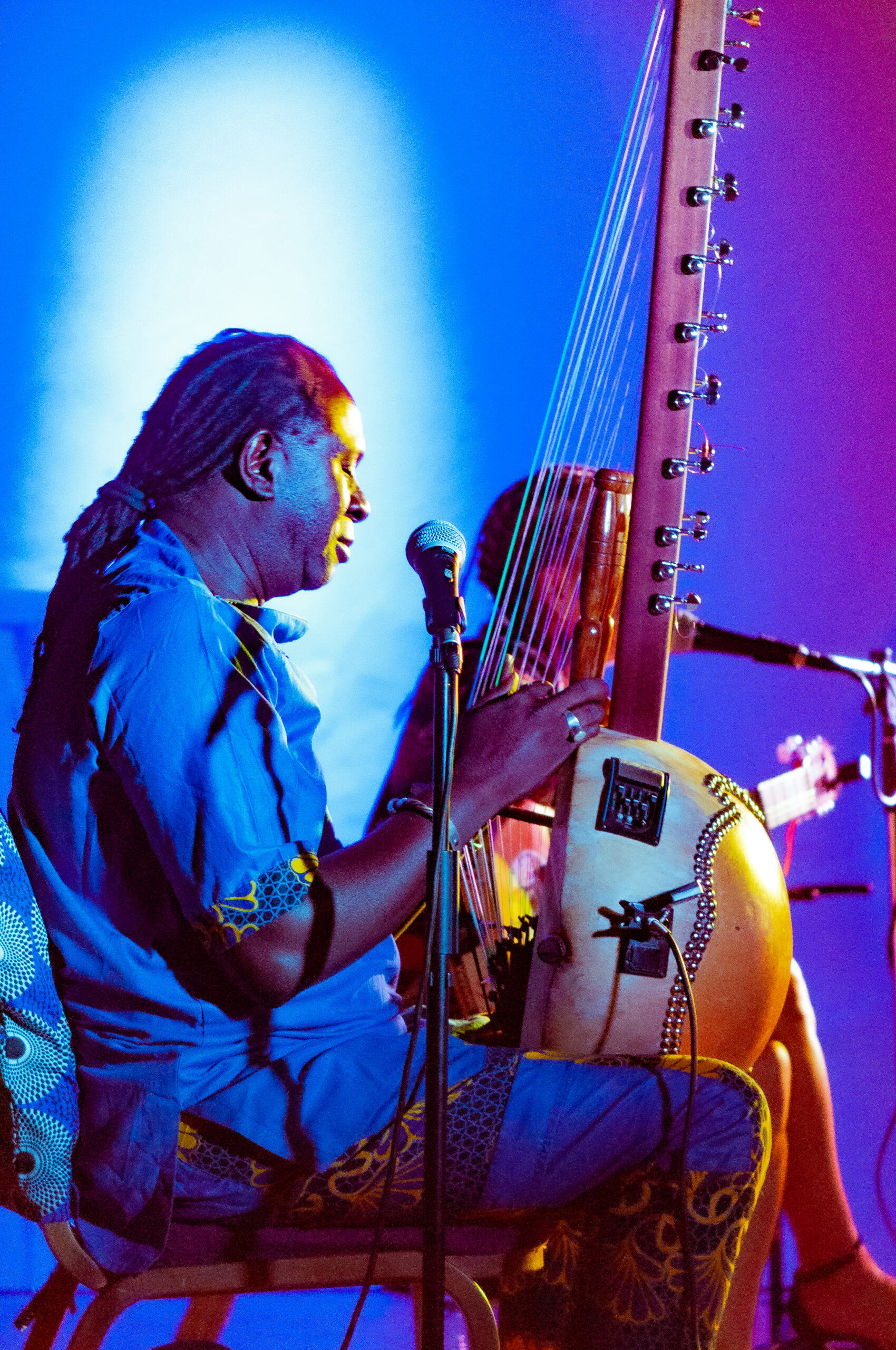 DUO ABARIKA musico tocando kora